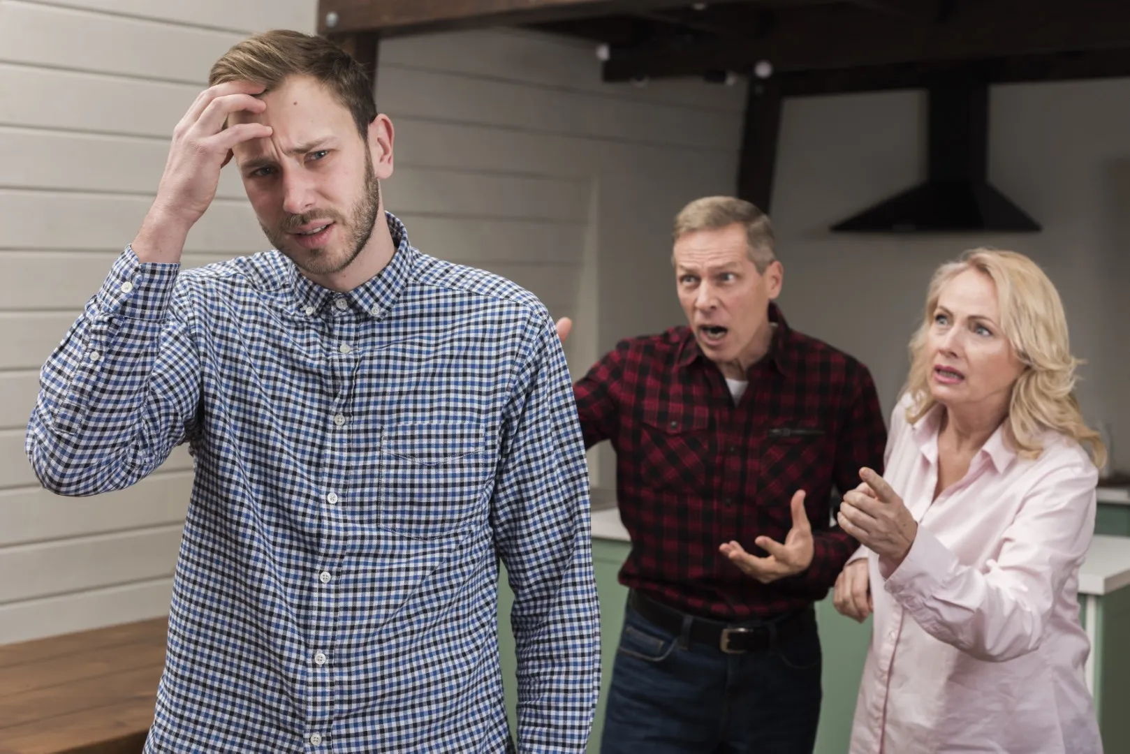 Toksyczni teściowie lub nadopiekuńczy rodzice – jak stawiać granice i chronić swoje małżeństwo?