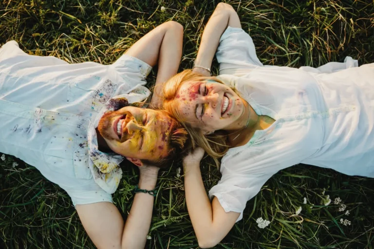 Rodzeństwo z wyboru – dlaczego pokolenie 30-latków tworzy „chosen family” i porzuca biologiczną