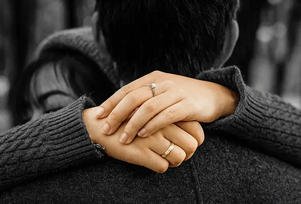 Trener Relacji AI Platforma Amor.pl - kobieta obejmuje mężczyznę