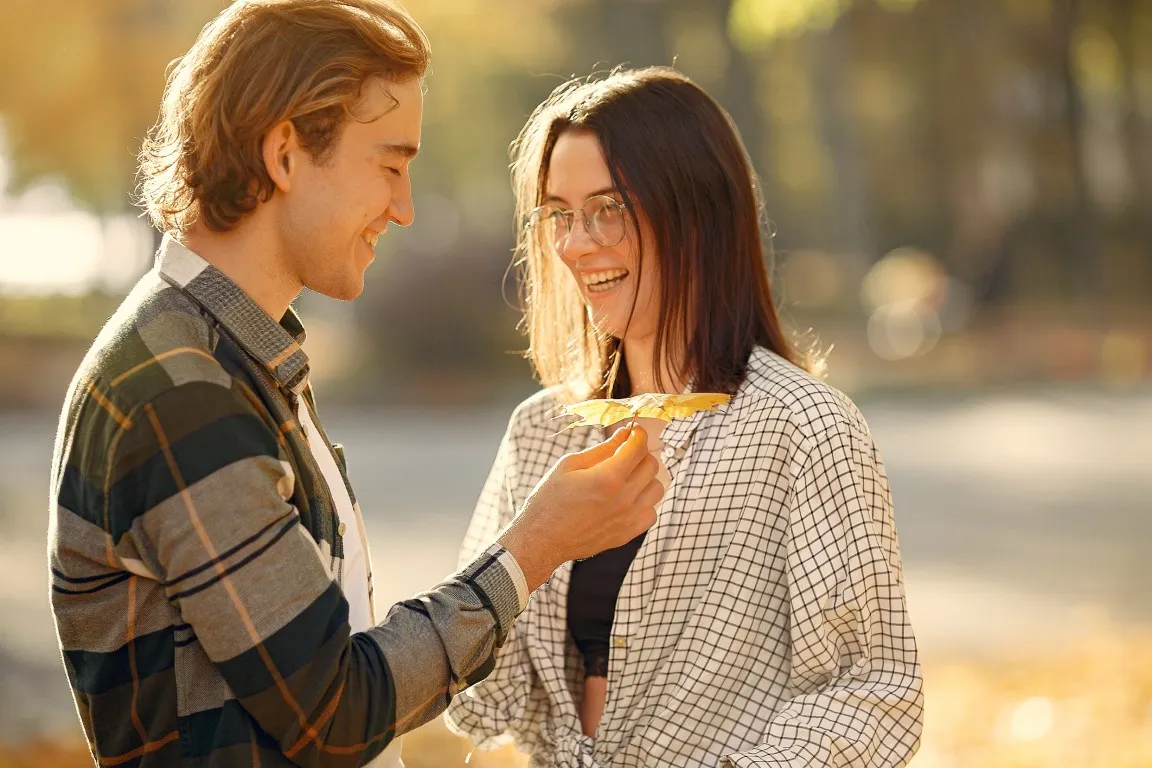 Pierwsza Randka: Trening Autoprezentacji i Aktywnego Słuchania